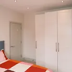 Spacious Duplex Flat West London For Families & Groups